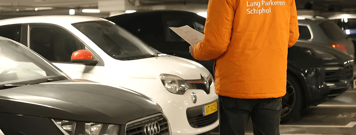 Chauffeur van Lang Parkeren Schiphol legt de staat van een auto vast op de parkeerlocatie.